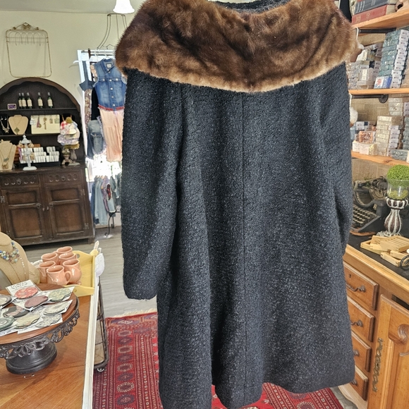 Vintage women's coat with fake fur collar. - Picture 2 of 6